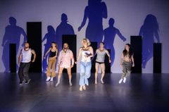 Ensemblen i Orosdanser. Urpremiär 8 november på Klarascenen, Kulturhuset Stadsteatern.