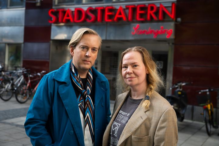 Två personer framför Stadsteatern.