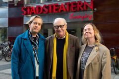 Tre personer står framför en byggnad med skylten "Stadsteatern.