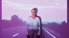 En person framför projektionen av en motorväg.