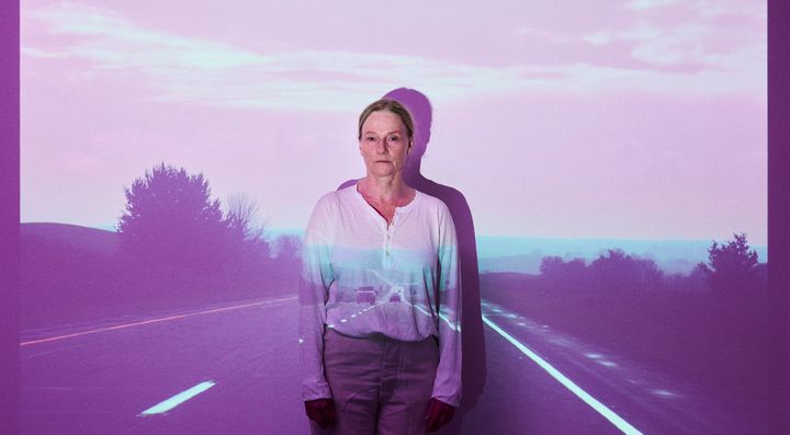 En person framför projektionen av en motorväg.