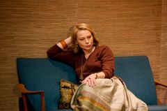 Helena Bergström sitter på en soffa med en eftertänksam blick.