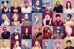 Ett collage av 25 skådespelare med olika uttryck och kostymer mot färgglada bakgrunder, inför Stadsteaterns 65-årsjubileum.