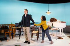 Robert Fux och Bianca Cruzeiro på scen, omgiven av en stökig miljö med stolar och ett piano.