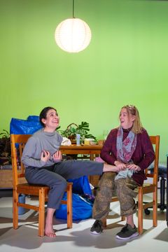 Bianca Cruzeiro och Sandra Huldt sitter mitt emot varandra på stolar i en scen med grön bakgrund.