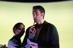 Bianca Cruzeiro och Victor Iván på scen i en dramatisk pose. Bakgrunden är ljus.