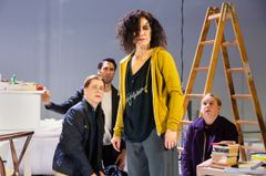 Robert Fux, Victor Iván, Bianca Cruzeiro och Sandra Huldt på teaterscen med rekvisita, bland annat en stege och böcker.