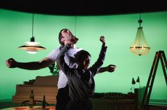 Victor Iván och Bianca Cruzeiro dansar på scen med gröna väggar och hängande lampor i bakgrunden.