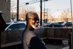 En leende man i stadsmiljö