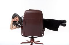 Anna Vnuk som ligger horisontellt på en roterbar stol, mot vit bakgrund.