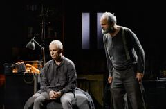 En man på en säng och en annan som argumenterar