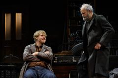 En person sitter på en stol och pratar med en arg man