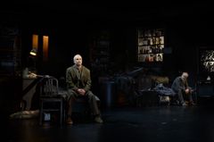 Två personer som sitter på var sin säng