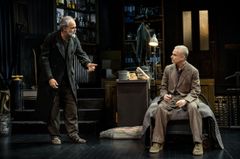 Två skådespelare på scenen som skriker på varandra