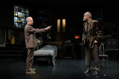 En man som håller i en kniv mot en annan man