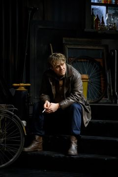 Person sitter på en trappa