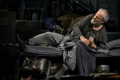 Skådespelare som reser sig från sängen.