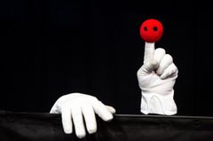 Magnus Erenius i "Handsken är lös". Premiär den 16 januari 2026 på Marionetteatern, Kulturhuset Stadsteatern