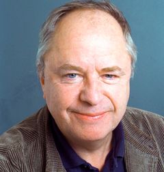 Porträtt av Helge Skoog mot en blå bakgrund.