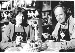 Iwa Boman och Helge Skoog sitter vid ett matbord och äter soppa med Klara Soppteater-förkläden på sig.