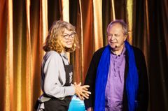 Iwa Boman och Helge Skoog står på en scen med gulddraperi bakom sig.