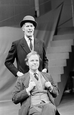 Helge Skoog och Hans Bendrik på scen, den ena sittande och den andra stående bakom.