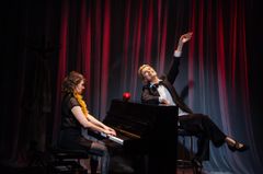 Iiris Viljanen spelar piano och Stina Ekblad sitter på en pall bredvid.