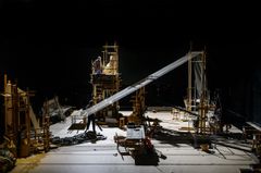 Scenbild från "Män som väver" med konstruktion av träställningar och scenutrustning på Klarascenen.