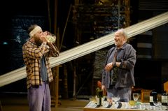 Bild från teaterpjäsen "Män som väver" på Klarascenen, Kulturhuset Stadsteatern. Två personer är på scenen.