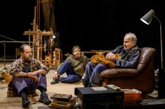 Tre skådespelare sitter på scenen under en repetition av "Män som väver".