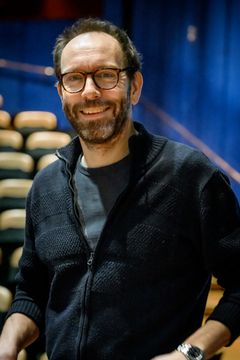 Porträtt av Alexander Mørk-Eidem i teatersalong