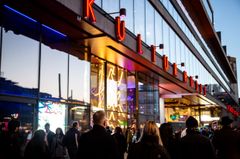 Besökare till Kulturhuset Stadsteatern vid Sergels torg i Stockholm.