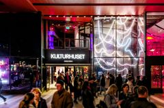 Besökare till Kulturhuset Stadsteatern vid Sergels torg i Stockholm.