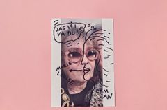 En bild med tecknade linjer och text över ett foto av en person. Texten inkluderar "JAG VILL VA DU!!!" och "MARIE LOUISE EKMAN" skrivet över ansiktet. Bakgrunden är rosa.