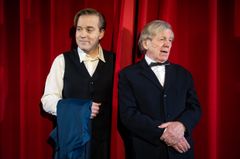 Andreas T Olsson och Claes Eriksson framför en röd ridå.