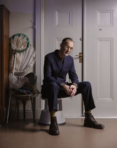 En man sitter på en stol