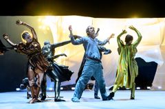 Dansare och karaktären Frankenstein.