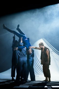 Varelsen med ett strypgrepp på professor Frankenstein