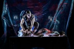 Varelsen och Frankenstein på ett bord