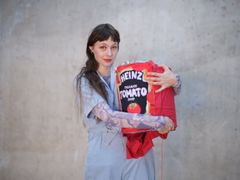 Sanne Lovén Rolén håller ett stort textilverk av en Heinz burk med tomatsoppa.