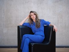 Porträtt av Alicia Donat-Magnin mot en grå betongvägg.