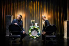 Anna Fahlstedt och Helen Sjöholm i Närmast sörjande. Urpremiär 20 mars 2026 på Soppteatern Kulturhuset Stadsteatern.