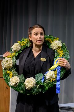 Anna Fahlstedt i Närmast sörjande. Urpremiär 20 mars 2026 på Soppteatern Kulturhuset Stadsteatern.