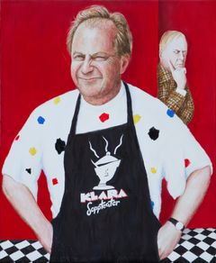 Porträttmålning i olja av en leende Helge Skoog i vit t-shirt med färgglada detaljer och svart förkläde som det står Klara Soppteater på. Han står framför en röd ridå och i en öppning tittar Ture Sventon fram.