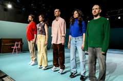 Fem skådespelare står på scenen i rad inför urpremiären av "Bön för idioter".