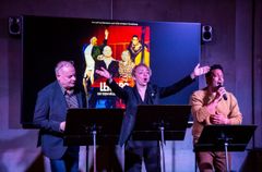 Skådespelare som sjunger på en scen