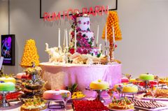 Bord med tårtor på