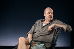 Skådespelaren Emil Almén sitter i en stol och pratar.