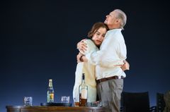 Två skådespelare som kramas