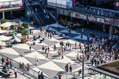 Besökare till Kulturhuset Stadsteatern vid Sergels torg i Stockholm.